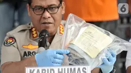 Kabid Humas Polda Metro Jaya Kombes Pol Argo Yuwono menunjukkan barang bukti kasus pembunuhan Rieke Andrianti di Mapolda Metro Jaya, Jakarta, Senin (11/11/2019). Polisi menyita barang bukti berupa pisau, selimut, dan pakaian. (merdeka.com/Iqbal Nugroho)