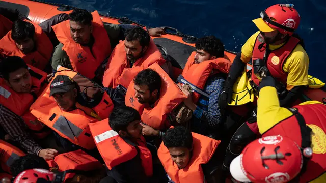 Naiki Perahu Karet, Pengungsi dan Imigran Ini Berniat Menuju Eropa