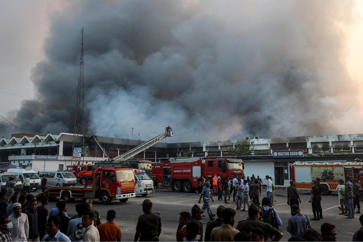FOTO: Kebakaran Dahsyat Lumpuhkan Bandara Internasional Dhaka, Seluruh Penerbangan Dibatalkan