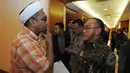 Ali Mochtar Ngabalin berbincang dengan Aburizal Bakrie, Jakarta, Selasa (10/3/2015).Ical berencana menggugat putusan Menhukham ke PTUN. (Liputan6.com/Herman Zakharia)