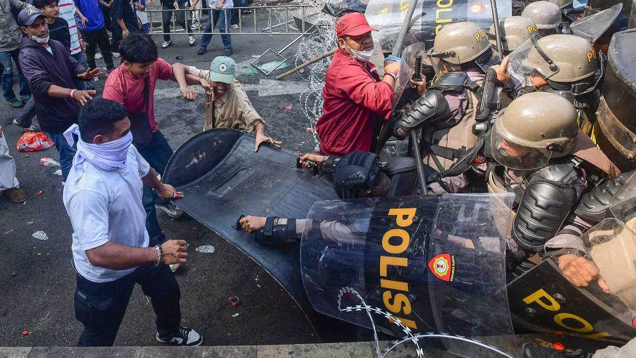 FOTO: Bentrok Saat  Eksekusi Pengosongan Hotel Sultan di Kawasan GBK