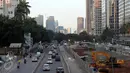 Sejumlah kendaraan melintas di kawasan Sudirman, Jakarta, (15/5). Gubernur DKI Jakarta Basuki Tjahaja Purnama (Ahok) kembali memunculkan wacana pemberlakuan pelat nomor ganjil genap untuk mengantisipasi kemacetan di Ibukota. (Liputan6.com/Helmi Afandi) 