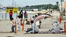 Anak-anak didampingi orangtua saat berwisata di Pantai Lagoon, Ancol, Jakarta, Kamis (21/10/2021). Pemerintah Provinsi DKI Jakarta menyesuaikan sejumlah aturan kegiatan dengan adanya pemberlakuan pembatasan kegiatan masyarakat (PPKM) level 2. (merdeka.com/Iqbal S. Nugroho)