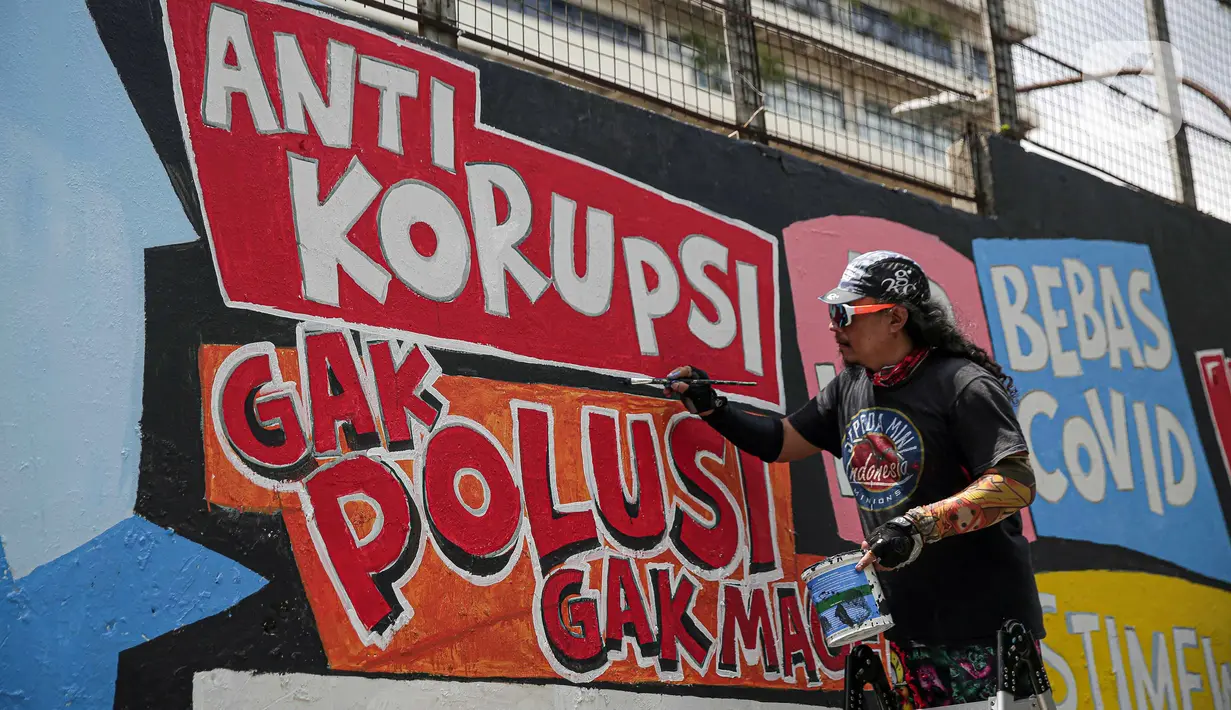 Pekerja seni membuat mural di kawasan Palmerah, Jakarta, Minggu (23/1/2022). Kegiatan yang bertajuk Repaint Indonesia ini dilakukan sebagai gerakan untuk mengajak kita Melukiskan Ulang Indonesia berdasarkan gagasan, perspektif, karya bahkan imajinasi masing-masing. (Liputan6.com/Faizal Fanani)