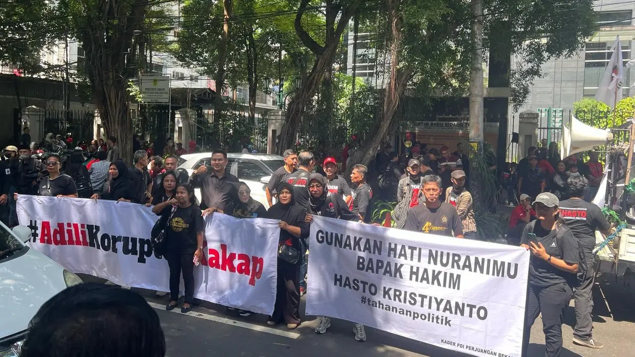 Aktivis sayap PDIP, Relawan Perjuangan Demokrasi (Repdem) pun memberikan dukungan untuk Hasto Kristiyanto di Pengadilan Tipikor Jakarta.