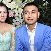 Mata Radit terpejam seolah menyesal, calon istri yang berada didepannya tertawa sambil menutup mulutnya. Begitu juga teman yang duduk didepannya tertawa melihat ekspresi komedian ini. Ekspresi itu hanya sebagai leluconnya. (Deki Prayoga/Bintang.com)