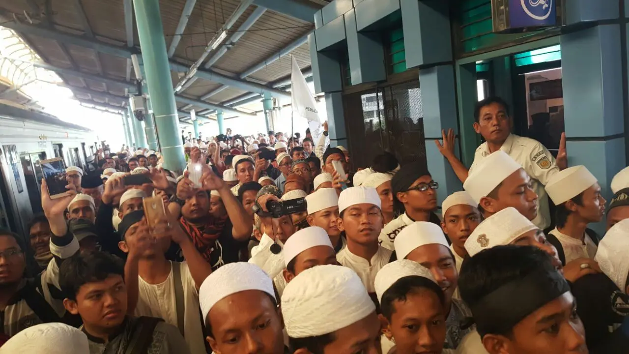 Demonstran pake KRL