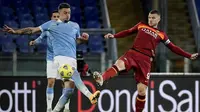 Penyerang AS Roma, Edin Dzeko, gagal mencetak gol saat bersua Lazio pada laga pekan ke-18 Serie A di Stadio Olimpico, Sabtu (16/1/2021) dini hari WIB. (AFP/Filippo Monteforte)
