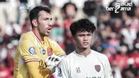 Striker Persita Tangerang, Hokky Caraka mencoba mengganggu konsentrasi kiper Persijap Jepara, Rodrigo Moura dalam laga pekan keenam BRI Super League 2025/2026 di Stadion Gelora Bumi Kartini, Jepara, Minggu (21/9/2025). (Dok. Persita)