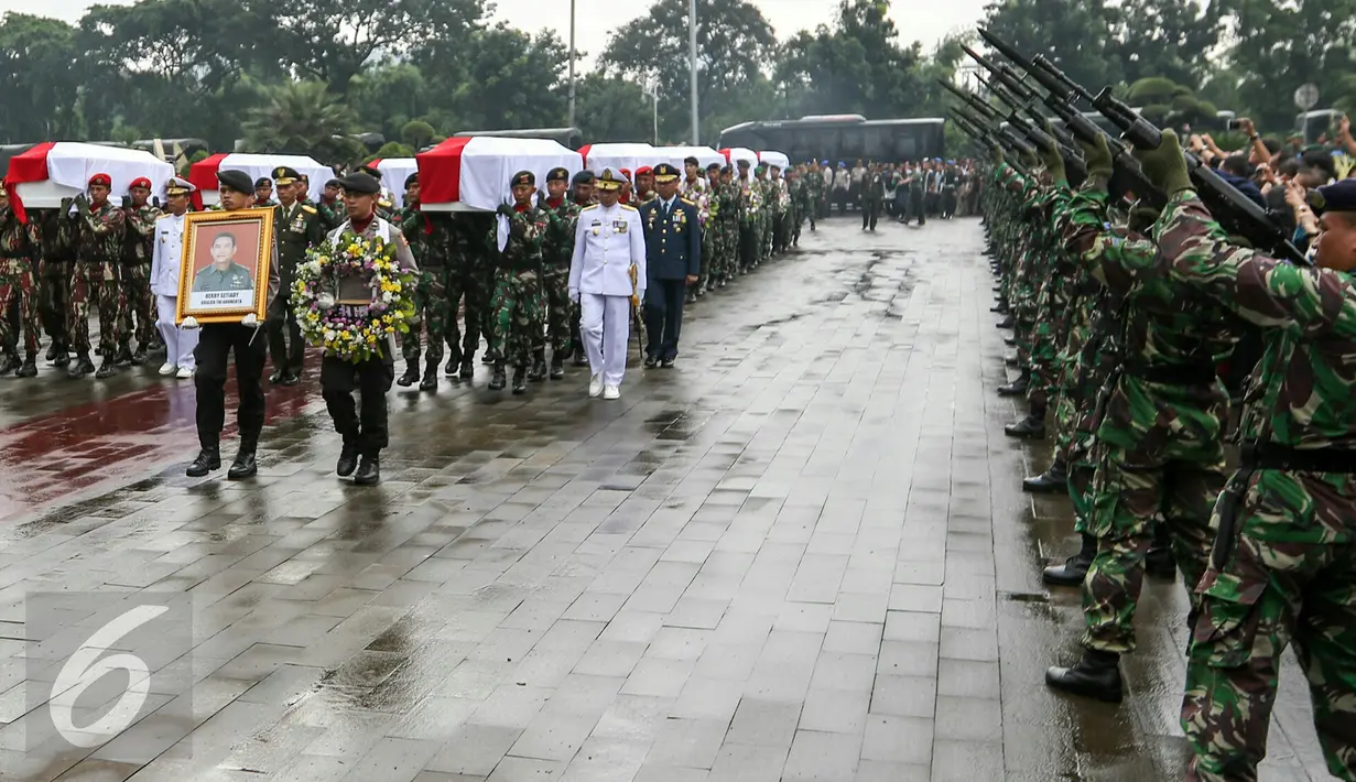 Pasukan Salvo memberikan tembakan penghormatan saat kedatangan jenazah korban jatuhnya Heli TNI di TMP Kalibata, Jakarta, Selasa (22/3/2016). (Liputan6.com/Yoppy Renato)