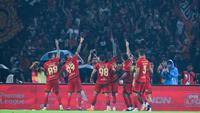 Para pemain Persija Jakarta merayakan gol yang dicetak oleh Allano ke gawang Persebaya Surabaya pada laga pekan ke-27 BRI Super League di Stadion Utama Gelora Bung Karno, Jakarta, Sabtu (11/4/2026). (Bola.com/Bagaskara Lazuardi)