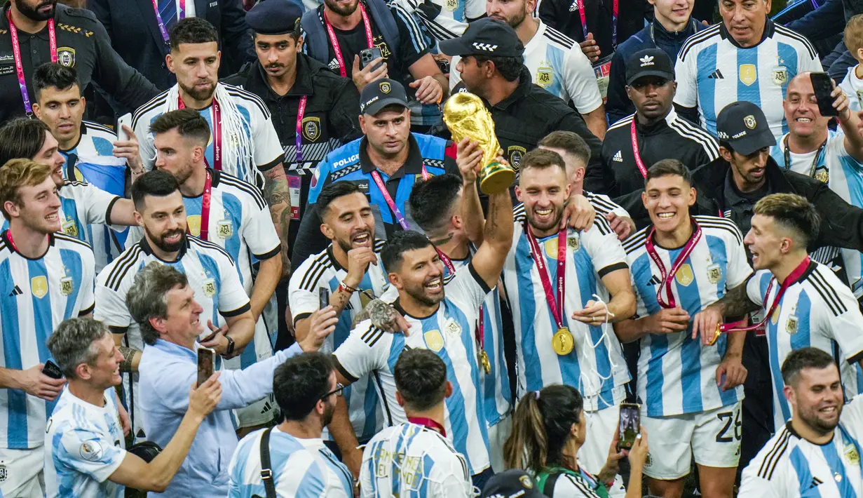 Momen tersebut adalah saat mantan pemain Tim Tango Sergio Aguero larut dalam perayaan bersama para pemain Timnas Argentina. (AP Photo/Francisco Seco)