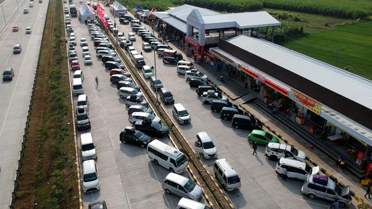 Jalan Tol Jakarta-Cikampek Padat di Hari Lebaran, Contraflow Diterapkan dari Km 47 Sampai Km 65