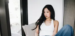 Tampil sederhana dalam balutan tank top putih yang dipadukan dengan celana jeans, idol sekaligus fashion icon ini membuktikan bahwa gaya minimalis tetap bisa terlihat mahal, terutama dengan sentuhan attitude khasnya. [@jennierubyjane].