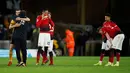 Ekspresi pemain Manchester United Chris Smalling dan Jesse Lingard setelah kalah dari Wolverhampton Wanderers pada laga pekan ke-33 Liga Inggris di Stadion Molineux, Wolverhampton, Inggris, Selasa (2/4). (Reuters/Andrew Boyers)