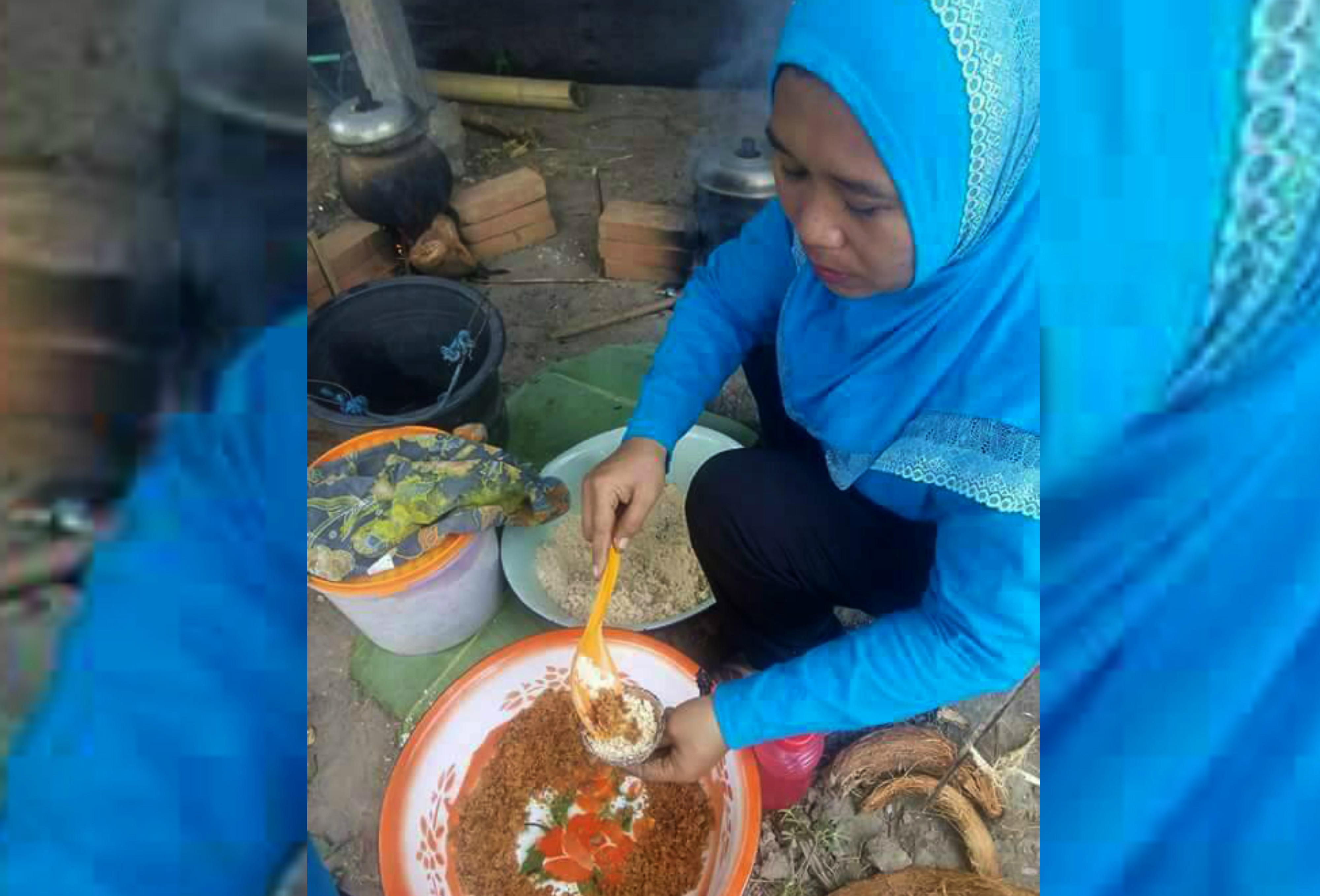 Pengolahan putu karoro, salah satu kue khas Suku Mandar yang dicari jelang berbuka puasa. (Liputan6.com/Eka Hakim)