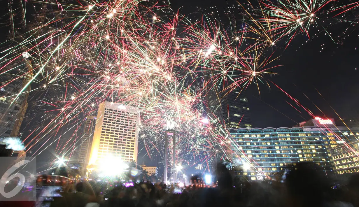 Kemeriahan kembang api menghiasi malam pergantian tahun di kawasan Bundaran HI, Jakarta, Sabtu (31/12). Ribuan warga di kawasan Bundaran HI, Jakarta riuh dan semarak menyambut tahun baru. (Liputan6.com/Immanuel Antonius)