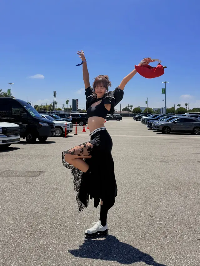 Lisa BLACKPINK Jadi Nike Girl saat Nonton Piala Dunia 2026, Tas Cabai Rp42 Juta Jadi Sorotan