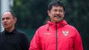 Pelatih Timnas Indonesia U-20, Indra Sjafri saat latihan resmi menjelang Kualifikasi Piala Asia U-20 2025 yang berlangsung di Lapangan A, Stadion Utama Gelora Bung Karno (SUGBK), Senayan, Jakarta, Selasa (24/09/2024). (Bola.com/Bagaskara Lazuardi)