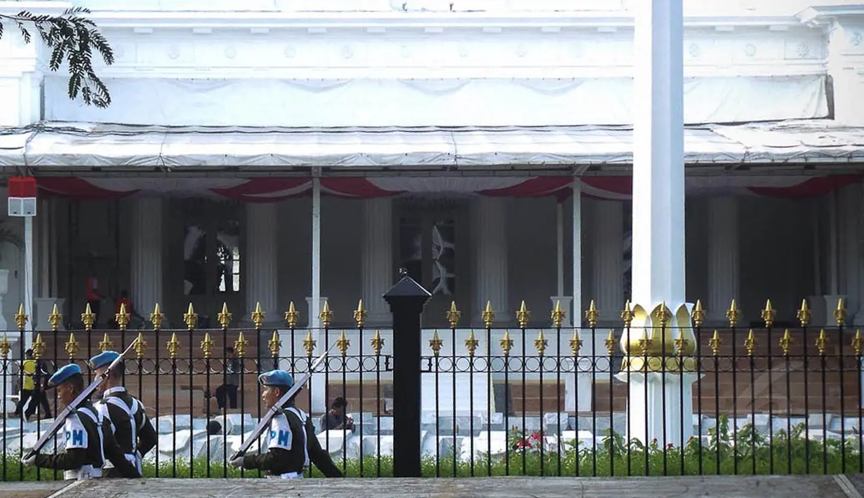 Saat masuk komplek Istana Presiden terlihat tenda yang bermotif merah putih dan telah dijaga sejumlah pertugas keamanan, Jakarta, Kamis (7/8/14). (Liputan6/com/Faizal Fanani)