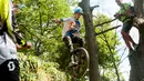 Salah satu peserta menjaga keseimbangannya saat melewati jalur curam di Kejuaraan Unicycle bertajuk 'The Muni-Elite Downhill Finals Event of The 18th Unicon' yang digelar di Desa Basque, Spanyol pada 1 Agustus 2016. (AFP PHOTO / Gari Garaialde)