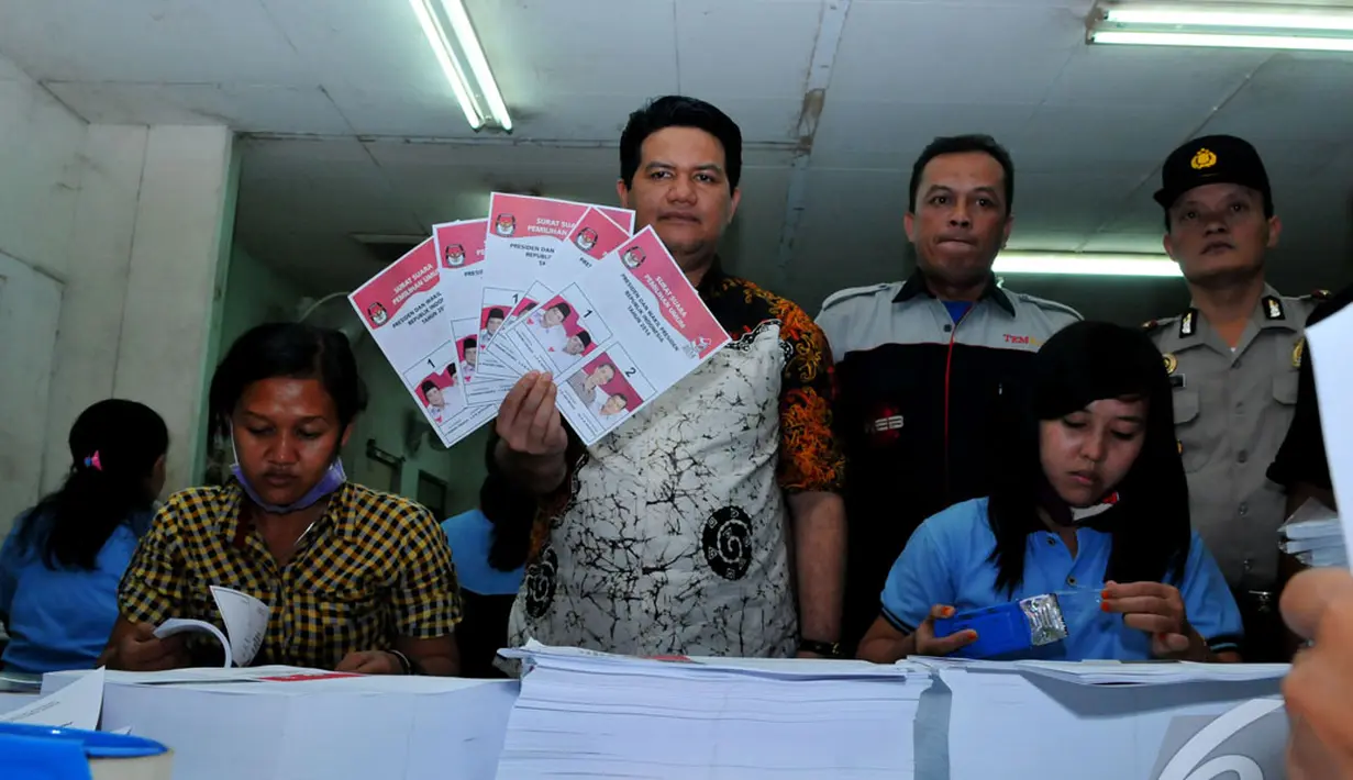 Ketua KPU Husni Kamil Malik memperlihatkan surat suara pilpres, Jakarta, Sabtu (14/6/2014) (Liputan6.com/Andrian M Tunay)