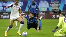 Pemain Inter Milan Lautaro Martinez (tengah) jatuh saat berebut bola dengan pemain Fiorentina Martin Caceres pada pertandingan Serie A di Stadion San Siro, Milan, Italia, Sabtu (26/9/2020). Inter Milan mengalahkan Fiorentina dengan skor 4-3. (AP Photo/Luca Bruno)