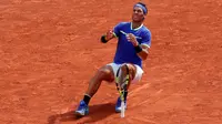 Petenis Spanyol, Rafael Nadal berselebrasi setelah mengalahkan Stan Wawrinka pada final Prancis Terbuka di Roland Garros, Minggu (11/6). Sejak pertama kali juara pada 2005, Nadal sudah mengumpulkan 10 gelar juara (La Decima). (AP Photo/Christophe Ena)