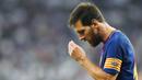Striker Barcelona, Lionel Messi, tampak kecewa usai takluk dari Real Madrid pada laga Piala Super Spanyol 2017 di Stadion Santiago Bernabeu, Rabu (16/8/2017). Real Madrid menang 2-0 atas Barcelona. (AFP/Gabriel Bouys)