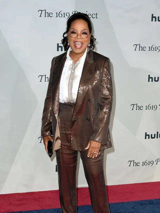 Gaya Oprah Winfrey di Debut The 1619 Project, Curi Perhatian Pakai Mantel dan Celana Cokelat Mengkilap