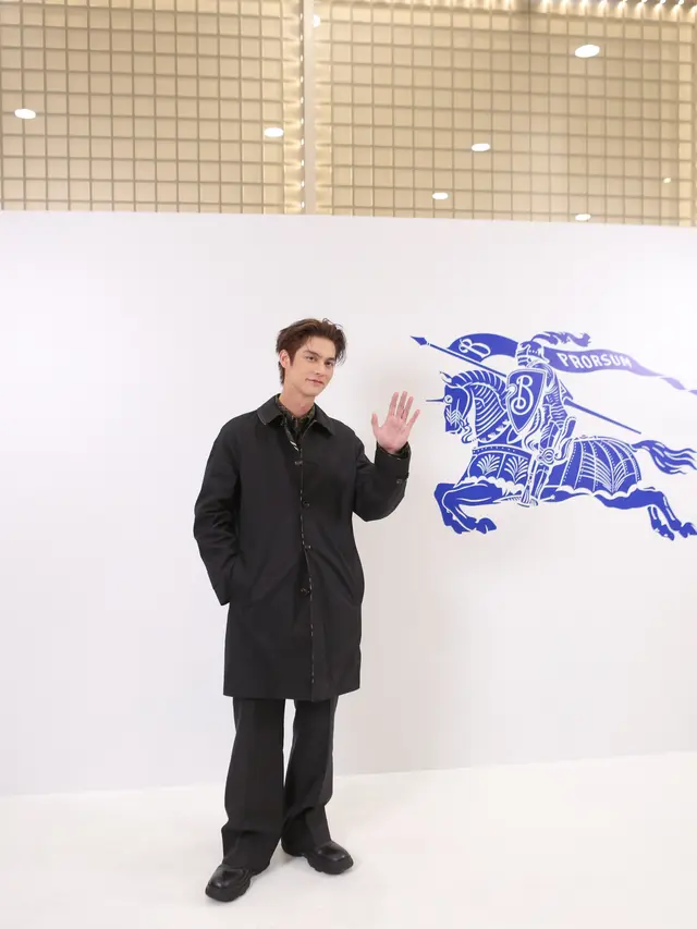 6 Pesona Maskulin Bright Vachirawit dalam Balutan Outerwear Ikonik di Acara Eksklusif Burberry Jakarta