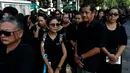 Para pelayat menggunakan pakaian serba hitam yang menandakan berkabung atas kepergian Raja Thailand Bhumibol Adulyadej di Grand Palace, Bangkok, Jumat (14/10). Raja Bhumibol wafat pada usai 88 tahun. (Reuters/Jorge Silva)