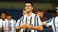 Penyerang Juventus, Alvaro Morata, melakukan selebrasi usai mencetak gol ke gawang Crotone pada laga Liga Italia di Stadion Ezio Scida, Minggu (18/10/2020). Kedua tim bermain imbang 0-0. (Francesco Mazzitello/LaPresse via AP)