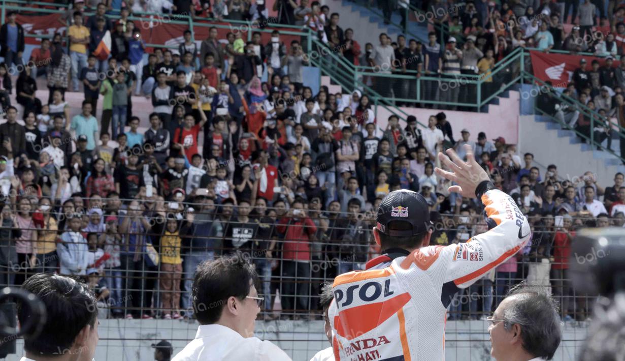 Marc Marquez menyapa penggemarnya seusai menjajal aspal Sirkuit Sentul dengan motor New Honda CBR 250RR. Selasa (25/10/2016). (Bola.com/Reza Bachtiar)