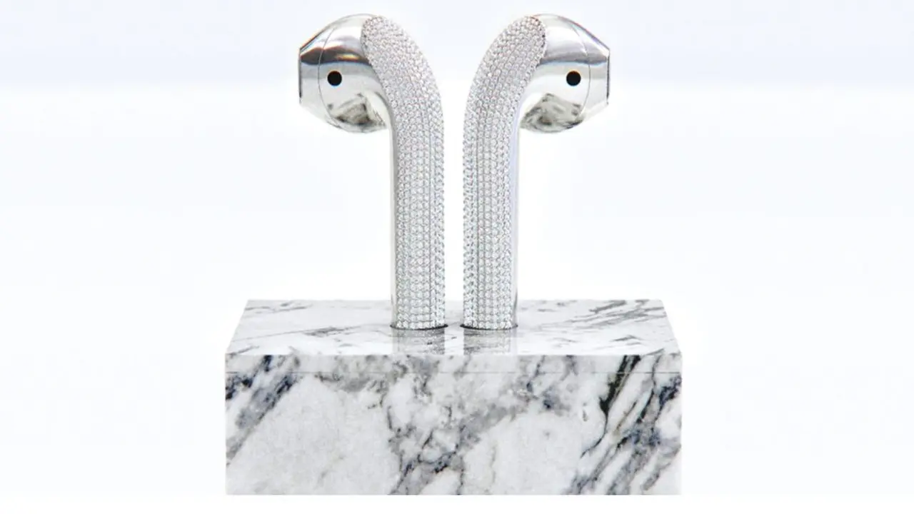 AirPods Berbalut Berlian dan Dudukan Marmer. Kredit: IanDeLucca