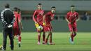 Para pemain Bahrain saat berlatih dalam pengawasan pelatih di Stadion Pakansari, Bogor, (26/4/2018). Bahrain tampil dengan pemain muda pada PSSI Anniversarry Cup 2018 . (Bola.com/Nick Hanoatubun)