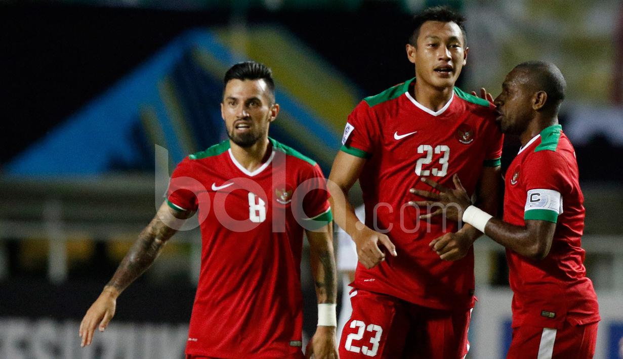 Ekspresi pemain Timnas Indonesia, Hansamu Yama Pranata, setelah mencetak gol ke gawang Vietnam dalam laga leg pertama semifinal Piala AFF 2016 di Stadion Pakansari, Bogor, Sabtu (3/12/2016). (Bola.com/Peksi Cahyo)