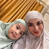 Ririn Ekawati memamerkan potret selfie gemasnya bersama anak perempuan keduanya, mengenakan mukena. Ririn mengenakan mukena berwarna cokelat dengan bordir cantik, sedangkan sang anak memilih mukena hijau pastel yang polos. [Foto: Instagram/ririnekawati]