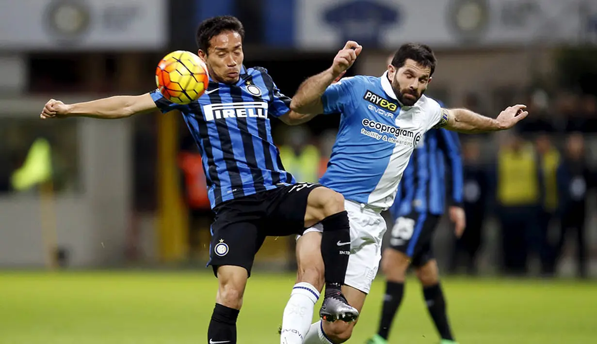Sergio Pellisier (kanan) yang sudah berusia 37 tahun masih main dengan Chievo (Reuters/Alessandro Garofalo)