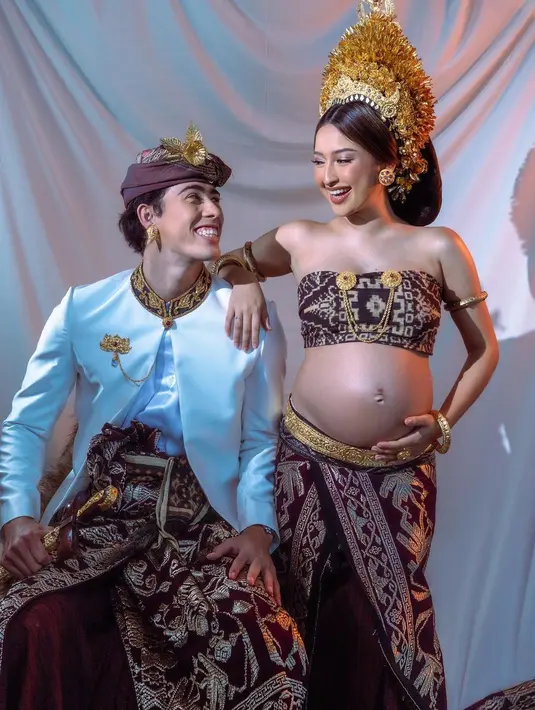 Potret gemas maternity shoot Jennifer Coppen dan Dali Wassink dalam balutan busana adat Bali yang manis. [Foto: Instagram/jennifercoppenreal20]