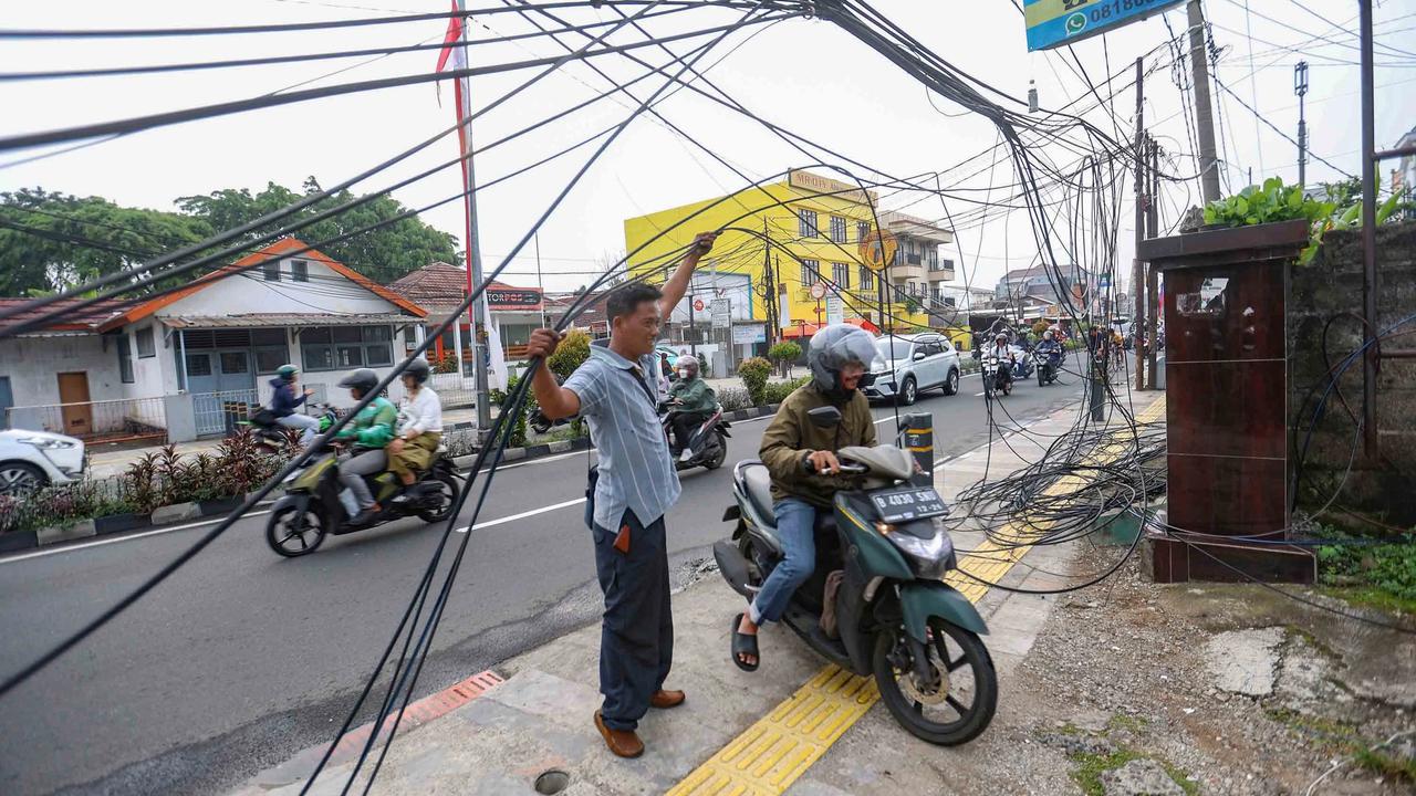 FOTO: Penertiban Kabel Udara di  Depok