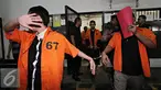 Tersangka berjalan menuju mobil tahanan usai jalani sidang perdana dugaan terorisme di Pengadilan Negeri Jakarta Barat, Senin (12/10/2015). Sebanyak tujuh orang tersangka diduga terkait dengan organisasi radikal  ISIS. (Liputan6.com/Immanuel Antonius)