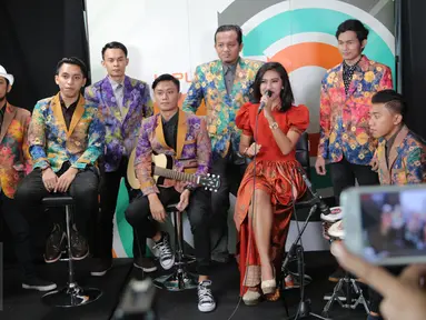 Tampil membawakan beberapa lagu andalannya, Rusak Band sukses menggoyang redaksi Liputan6.com, di Jakarta, Sabtu (23/1/2016). (Liputan6.com/Endang Mulyana)