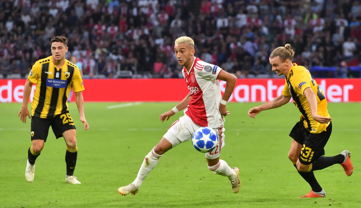 Hakim Ziyech dipastikan akan resmi berseragam Chelsea pada 1 Juli 2020 mendatangdepan. The Blues dikabarkan harus rela merogoh kocek 44 juta euro untuk mendaratkan pemain timnas Maroko ini ke Stamford Bridge. (AFP/Emmanuel Dunand)