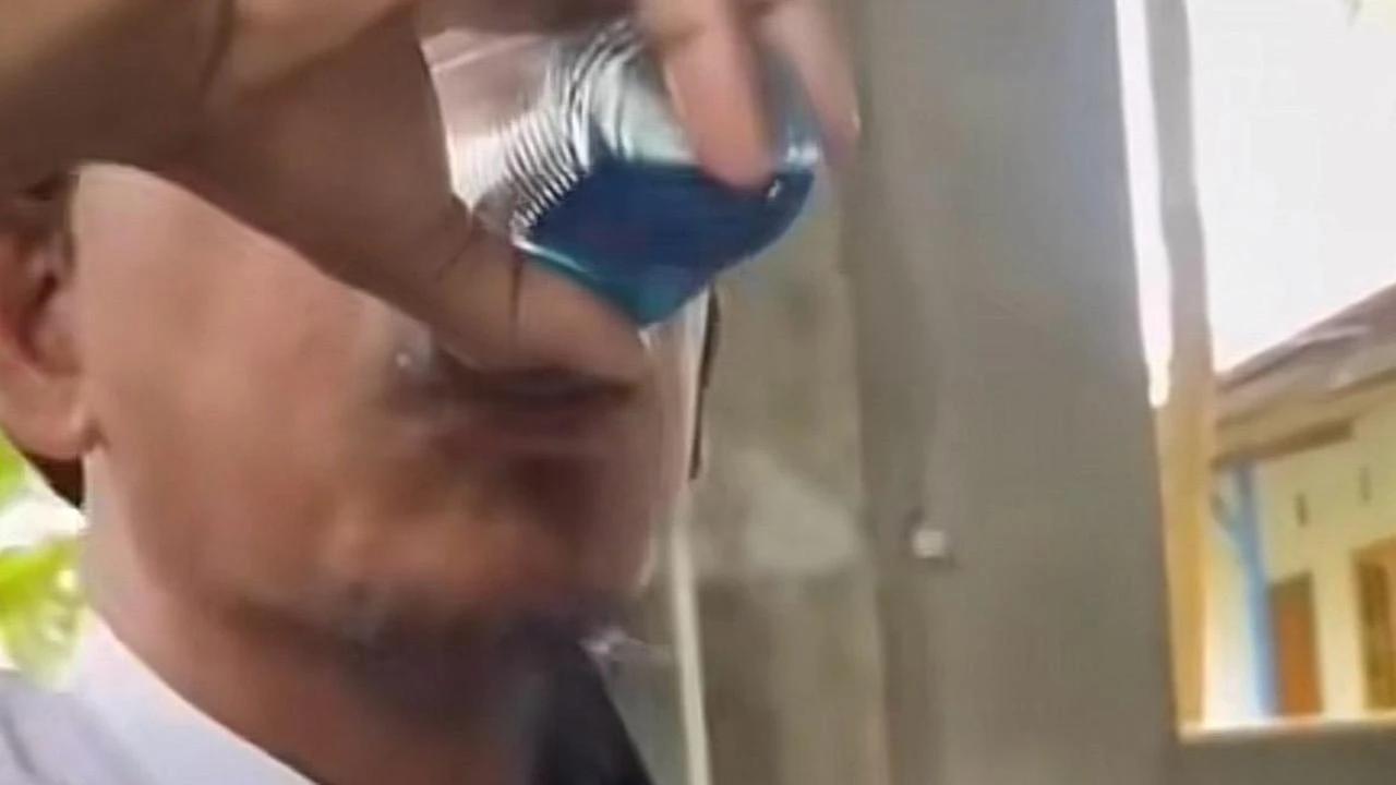 Minum Oli Demi Kuat? Aksi Warga Makassar Ini Bikin Heboh, BPOM Beri Peringatan Keras