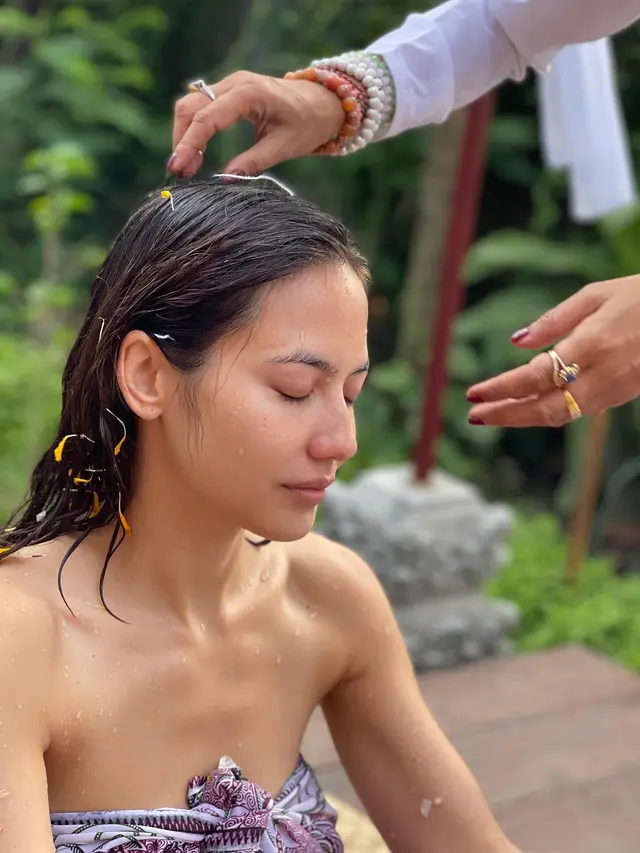 7 Potret Pevita Pearce saat Ritual di Bali, Jalani Penyembuhan Trauma