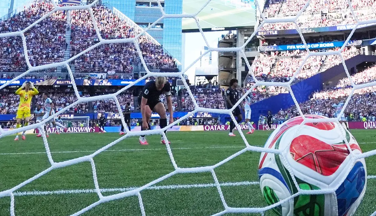 Kiper Amerika Serikat Matt Freese bereaksi setelah Hans Vanaken dari Belgia mencetak gol ketiga mereka selama pertandingan sepak bola babak 16 besar Piala Dunia antara Amerika Serikat dan Belgia di Seattle, Senin, 6 Juli 2026. (AP Photo/Lindsey Wasson)