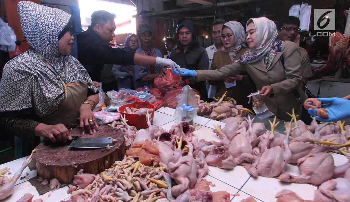 Disperindag Tangerang Selatan memeriksa daging ayam saat sidak menjelang bulan Ramadan di pasar kawasan BSD, Selasa (15/5). Sidak dilakukan bersama BPOM Banten, Polres Tangsel, Dinas Kesehatan dan Dinas Ketahanan Pangan Tangsel. (Merdeka.com/Arie Basuki)