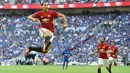Zlatan Ibrahimovic bersama Juan Matta merayakan gol saat melawan Leicester City pada laga Community Shield di Stadion Wembley, Minggu (7/8/2016). (EPA/Andy Rain)