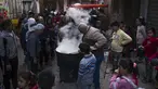 Walid Hattab memasak sup gandum panas dan bubur sebelum berbuka puasa selama bulan suci Ramadhan di lingkungan Shijaiyah di Kota Gaza, Minggu, 26 Maret 2023. (AP Photo/Fatima Shbair)
